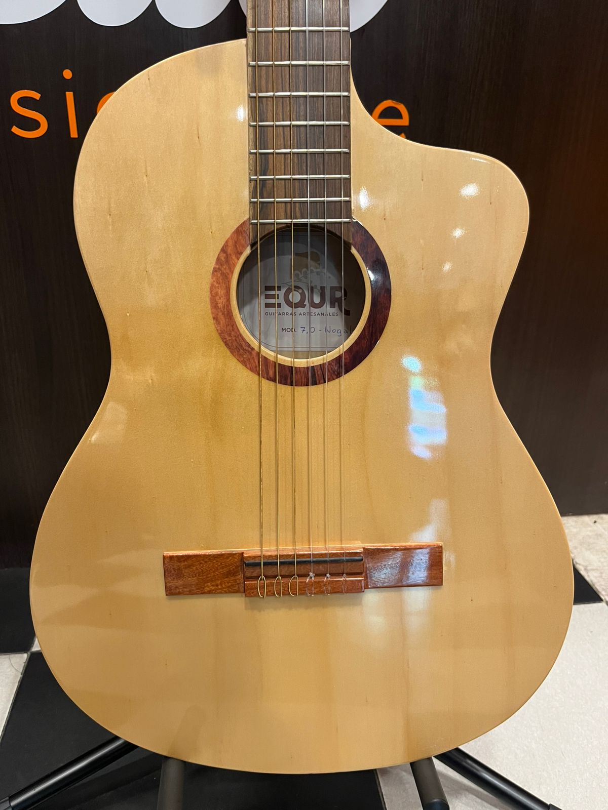 Guitarra criolla artesanal EQUR 4/4 7.0NOGAL - Image 2